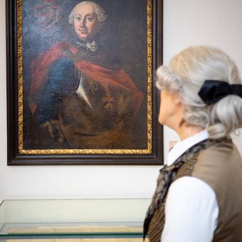Kostümierter Haydn betrachtet Portrait
