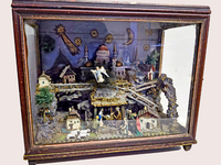 Antike Weihnachtskrippe hinter Glas