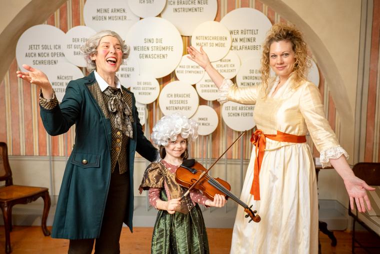 Zwei Erwachsene und ein Kind in historischen Kostümen