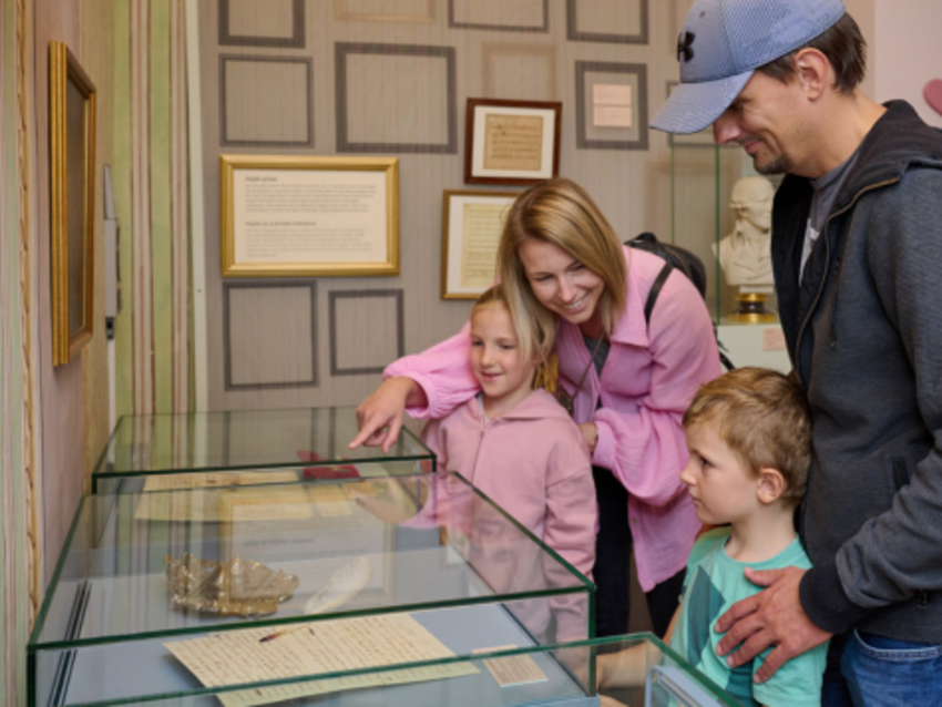 Familie betrachtet Vitrine im Haydn-Haus