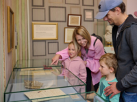 Familie betrachtet Vitrine im Haydn-Haus