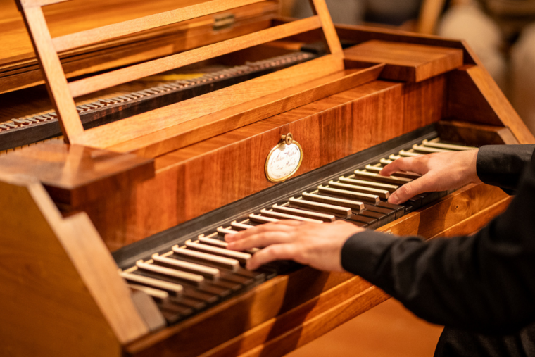 Pianist beim Bespielen des Hammer Klaviers
